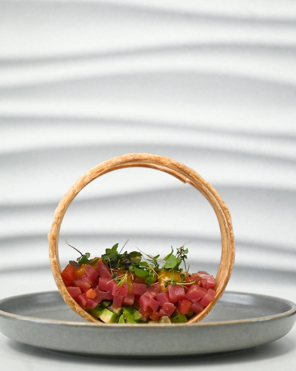 Fotografía de plato gourmet con detalles de presentación